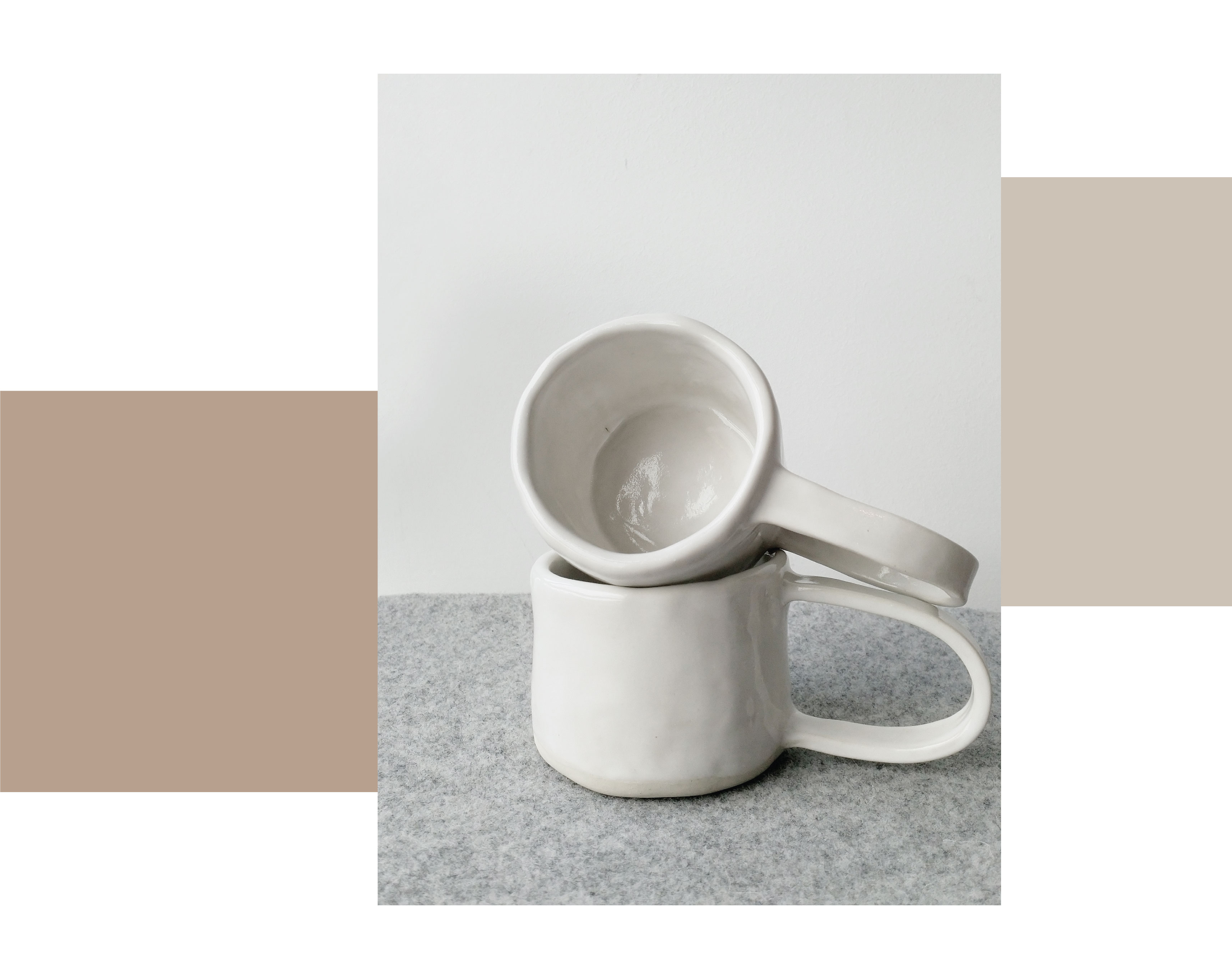  Deux tasses en grès blanc, fabriquées à la main et en dalle, sur fond gris.